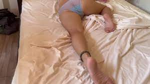 دخترعموم لخت رو تخت خوابیده بود شروع کردم به بازی کردن باهاش the Girl Naked  on my Bed - Pornhub.com