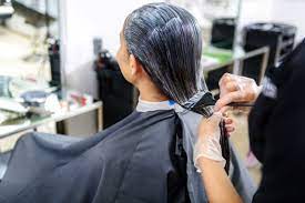 Il bagno di colore è una delle più innovative tecniche di colorazione capelli.a differenza di una normale tinta, il bagno di colore è si fa tono su tono ed è privo di ammoniaca.viene utilizzato per enfatizzare il colore naturale creando dei riflessi nelle stesse tonalità del colore di base. Bagno Di Colore E Tintura Quali Sono Le Differenze Tra Le Due Tecniche Donnad