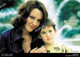 HALEY JOEL OSMENT and TONI COLLETTE in THE SIXTH SENSE, 1999, directed by  M. NIGHT SHYAMALAN. Copyright BUENA VISTA INTERNATIONAL AND SPYGLASS  ENTERTAINMENT GROUP, / PHILLI - Album alb298347