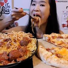 Cooking and eating Spaghetti Bolognese with meatballs, along with Domino's  Pizza! What's your favorite type of pasta? :D, #mukbang #spaghetti #recipes 