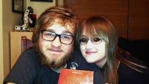 Jones was spotted outside his los angeles home on tuesday as firefighters battled a blaze nearby. Angus T Jones Der Susse Jake Ist Nicht Wiederzuerkennen