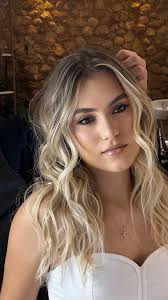 Hoje foi dia de iluminar a beleza da Vitória com esse loiro deslumbrante!  ✨💛 Um tom impecável, cheio de brilho e personalidade. , Transformação que  inspira! 💇‍♀️ , Quem mais ama essa vibe de loiro ...