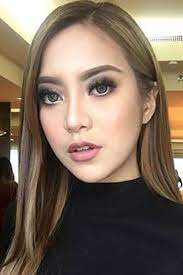 Pok ya masih tidak dapat melupakan siti, isterinya yang telah lari. Mawar Rashid Movies Age Biography