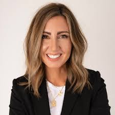 Liz Lyons's Instagram, Twitter & Facebook