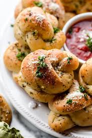 These Homemade Garlic Knots Are Extra Soft And Fluffy Made From My Favorite 6 Ingredient Pizza Dough And Are Garlic Knots Garlic Knots Recipe Dinner Recipes