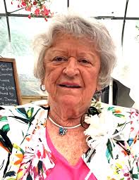 Louise Thayer's Instagram, Twitter & Facebook