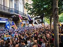 Les appellations des capitales ne portent pas la marque de genre en français, en espagnol, ni en portugais, car ces entités adoptent, en général, le genre de leur générique, par exemple, « ville ». Barcelone Wikipedia