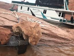 Besides the wahweap marina, there are other very beautiful places to admire the lake and its meanders. How We Anchor A Houseboat Dooley S At Lake Powell