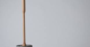 mjolk concrete toilet brush borstels badkamer styling grijs hout