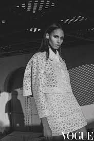 Normal, cindy bruna et ses interminables jambes (au moins taille 3 sur le tableau, sinon ce n'est pas assez long), sont la tête d'affiche du défilé de collants de la marque italienne. Vogue Arabia Et Cindy Bruna En Tunisie En Hommage A Alaia Fdt