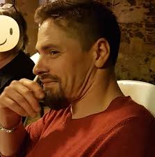 Erwan Louédec, petit génie de la mécanique automobile, a pris sa revanche  sur la vie Alors qu'on lui prédisait un avenir morose, le technicien  automobile est devenu l'un des plus jeunes experts