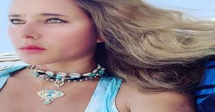 نيللي كريم تحتفل بطريقتها الخاصة باستحواذ فيلم الفيل الأزرق 2 على إيرادات السينما المصرية Statement Necklace Egyptian Actress Turquoise Necklace
