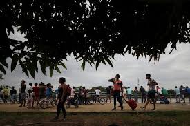 En las últimas 24 horas, se ha disparado el volumen de personas que cruzan la frontera cargadas de alimentos desde colombia a venezuela. Venezuela Lanza Su Mayor Campana Militar En Decadas Y Miles Huyen Del Pais The New York Times