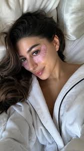 De afgelopen twee weken dompel ik me 's avonds onder in de zachtheid 👉🏼  door het Cloudpillo Recharge hoofdkussen. Ja, je leest het goed! Dit  aanpasbare, hoofdkussen bestaat uit meerdere lagen die