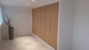 duke s woodworks strakke inbouwkast met eiken deuren inbouwkasten slaapkamer met inloopkast slaapkamerideeen