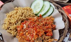 Gak harus selalu pakai sambal bajak atau sambal kecap, kamu juga bisa menikmatinya dengan sambal bawang geprek. 5 Resep Ayam Geprek Endolita Dengan Sambal Super Pedas