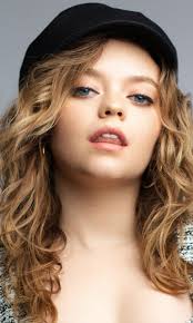 Many blonde celebrities hide their natural hair color under darker shades or gorgeous reds, while others experiment with lighter shades. Jade Pettyjohn American Actress With Blonde Hair And Blue Eyes In Gray Background 4k Hd Jade Pettyjohn Wallpapers Hd Wallpapers Id 54630