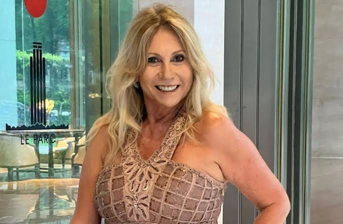 Ana Rosenfeld se la jugó y lució una bikini amarilla de tiritas a sus 69  años