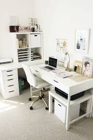 Untuk menimbulkan kesan minimalis, sobat harus memilih furniture dengan concept yang sama yaitu minimalis. 5 Desain Ruang Kantor Minimalis Jangan Sepelekan Soal Tata Ruang