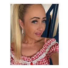 Hollie Munn's Instagram, Twitter & Facebook