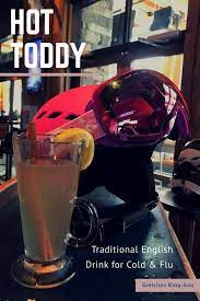 傳統英國人感冒時喝的飲品 內有 烈酒 熱水 蜜糖 丁香 檸檬 玉桂棒a hot toddy is a mixture of a spirit usually whiskey rum