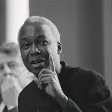 NI NANI HUYU JAMAA? (Picha ya kihistoria…) Captain Ibrahim Traoré, Rais wa  Burkina Faso, ni kiongozi kijana asiye mtumwa wa mialiko ya kifahari.  Amekataa mialiko mingi ya kimataifa, ikiwemo: Uapisho wa Rais