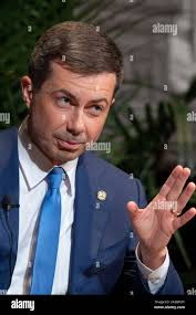 Transportation secretary hi-res stock photography and images