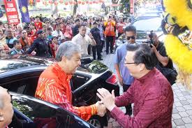 Mengadakan rumah terbuka bagi perayaan yang ada di malaysia seperti deepavali, aidilfitri dan tahun baru cina. Bbm Mahroh Sks Shah On Twitter Zahid Hamidi Mcahq Najibrazak Liowtionglai Happy New Year Gong Hi Fa Cai To All Raayat Malaysia