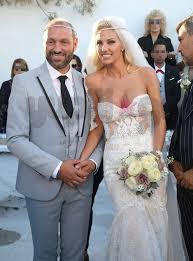 Εσπευσμένα στο νοσοκομείο ο απόστολος γκλέτσος (video). Oi Gamoi Ths Xronias Celebrities Eidhseis Yupiii Gr