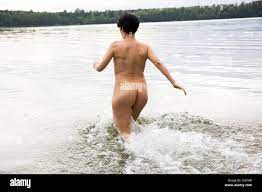 Deutschland, Nordrhein-Westfalen, Köln, nackte Frau rennt in einen See  Stockfotografie - Alamy