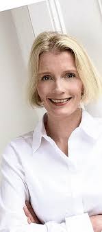 Amazon.com: The Duchess: A Novel of Wallis Simpson: 9780593200353: Holden,  Wendy: Books