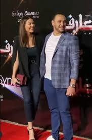 هنادي مهنا فاجأت متابعيها في الفترة الأخيرة بالتغيير الواضح في ملامحها وقوامها حيث بدا فقدانها للكيلوغرامات الزائدة، ما انعكس تغييرا ملحوظا على ملامح وجهها حيث ظهر وجهها مصقولا وأكثر نحافة عن السابق، فدعونا نلقي نظرة على التغيير الطارئ على ملامح هنادي قبل وبعد خسارتها. Ù‡Ù†Ø§Ø¯ÙŠ Ù…Ù‡Ù†Ø§ ØªÙ„ÙØª Ø§Ù„Ø£Ù†Ø¸Ø§Ø± Ø¨Ù†Ø­Ø§ÙØªÙ‡Ø§ Ø§Ù„Ø´Ø¯ÙŠØ¯Ø© ÙˆÙˆØ§Ù„Ø¯Ù‡Ø§ ÙŠÙƒØ´Ù Ø§Ù„Ø³Ù€Ù€ Ø± ØªØ§ÙŠÙ… Ù†ÙŠÙˆØ²