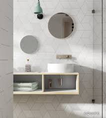 Peinture salle de bain, carrelage, béton ou marbre gris s'associent sans compter au blanc et ne refusent pas le bois naturel clair ou grisé pour créer une ambiance raffinée et apaisante propice à l'univers déco salle de bain. Rhombus White Smoth Bano 927x1030 1 Porfyras Interieur Salle De Bain Deco Salle De Bain Idee Salle De Bain