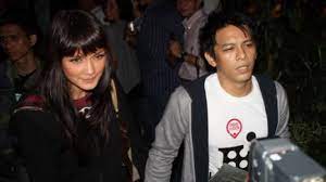 Luna maya salah tingkah saat bertemu ariel. Ariel Dan Luna Maya Dicecar Asal Usul Video