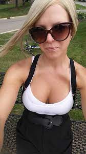 Rechts sona avedian, 33, eine zierliche frau mit brüsten und geglätteten haaren. Sona Avedian Posts Facebook