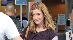 Anne hathaway follows in the steps of fellow oval faced beauty, julia roberts, with her long shiny tresses curled loosely at her shoulders. Anne Hathaway Dyes Hair Strawberry Blonde For Her Newest Role Allure