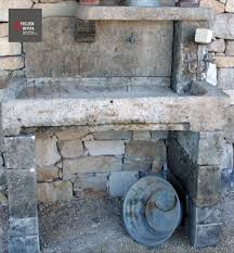 Cuisine D Exterieur En Pierre Avec Pile Provencale Par Alain Bidal Materiaux Anciens En Provence Barbecue En Pierre Parement Pierre Exterieur Evier Pierre