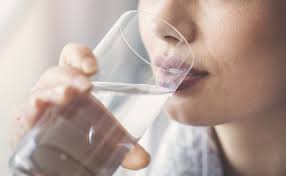 Calculs d'oxalate de calcium, calculs d'acide urique… quelles habitudes alimentaires adopter pour prévenir les crises de colique néphrétique ? Wecook Wecare Combien De Litres D Eau Boire Selon Son Poids