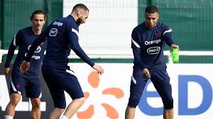 Griezmann failed to convert the rebound but was offside. En 4 3 3 Avec Mbappe A Gauche Et Griezmann A Droite Les Bleus Deja En Mode Euro Eurosport