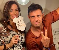 O σάββας πούμπουρας ήταν καλεσμένος στην εκπομπή «μεσάνυχτα» της δευτέρας και μεταξύ άλλων αναφέρθηκε στο πρόβλημα του αλκοολισμού. Poympoyras Etsi Pernoyn Oi Meres Spiti Me Thn Gynaika Kai Thn Korh Toy