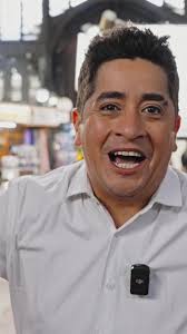 Conoce a Homero, “mechita de clavo”, alegre, fiel a su jefe Clinton y  enamorado del amor 👀🤭 muy pronto podrás conocerlo mejor en  #NuevoAmoresdeMercado #teleseries #teleserieschilenas #teleseriesmega ...