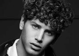 Raffinato taglio lungo scalato per capelli ricci con ciuffo . Tagli Di Capelli Ricci Taglio Capelli Ricci Taglio Capelli Uomo Tagli Capelli Ricci Corti Lunghi E Di Tendenza