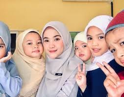 Titien mengakui apa yang dilakukannya hanya ingin mencoba menjadi guru baik dan berbagi resep kepada guru lainnya agar belajar siswa dari boring nah, apa ya resepnya? 10 Negara Yang Paling Menghormati Guru Iluminasi