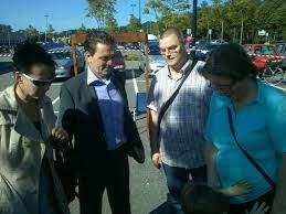 viering 15 jaar bewonersorganisatie de strijp op 28 september 2013 in gesprek met burgemeester michel bezuijen tijdens de festiviteiten in de strijp 15 jaar