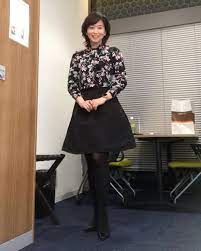 いいね！211件、コメント15件 ― Satoko Ito(@satokoito73)のInstagramアカウント: 「ten.の衣装は花柄ブラウスに 黒のフレアスカートを合わせました😊寒い日だったので、黒タイツです😁 羽田土曜会はピンクのニットワンピースでした?… | ニットワンピース,  ショートドレス ...