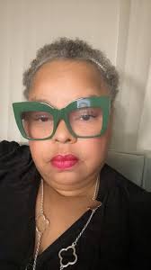 Hi, thank you for inviting me and here I am willing to engage to all of  you, I'm Deborah Castrojo Boyles, 55 years old Let's begin