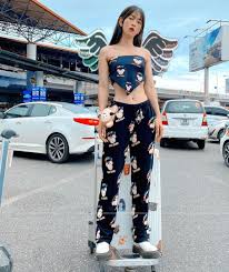 Sau khi làm mạng xã hội dậy sóng với hình ảnh diện áo pikachu bó sát khoe thân hình chuẩn 3 vòng của mình trên nhanh như chớp 2020, mọi thông tin về cô nàng lê bống nhanh chóng trở thành sự quan. Khoe Body CÄƒng Cá»±c Le Bá»'ng Pikachu Váº«n Bá»‹ Dan Tinh Soi Ra Báº±ng Chá»©ng Photoshop Vong 3
