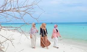 Dari sekian banyak objek wisata yang ada. 10 Paket Wisata Gili Labak Rp 150 000 2 Hari 1 Malam Harga Murah Dari Malang Surabaya Jejakpiknik Com
