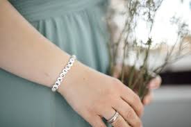 Da sich oftmals auch geld zur hochzeit gewünscht wird, freut sich das brautpaar besonders wenn sie ein geldgeschenk kreativ verpacken. Armbander Als Geschenk Zur Hochzeit Basteln So Geht Es Ganz Einfach