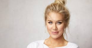 Ett par beige/gråa och ett par copyright 2021. Isabella Lowengrip Might Be The Next Estee Lauder Nordic Business Forum